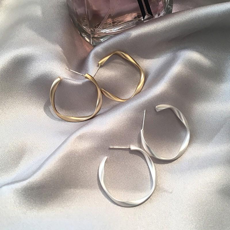 Khuyên tai kim loại kiểu dáng thời trang