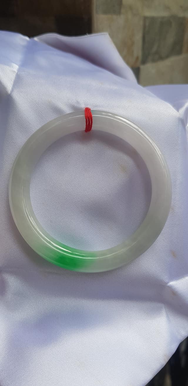 Vòng Cẩm Thạch tự nhiên Tr Lý Ni 52mm Vòng size 52mm x chột 8mm bóng đẹp màu trắng bóng điểm xanh lý tươi đậm đẹp 1 điểm nhấn của vòng xinh xắn lắm Nữ 50kg - 55kg kim mệnh thuỷ đeo hợp ạ