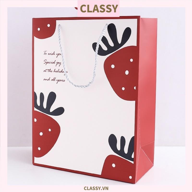 Túi giấy Classy đựng quà dây quai dù họa tiết trái dâu cực xinh Q581