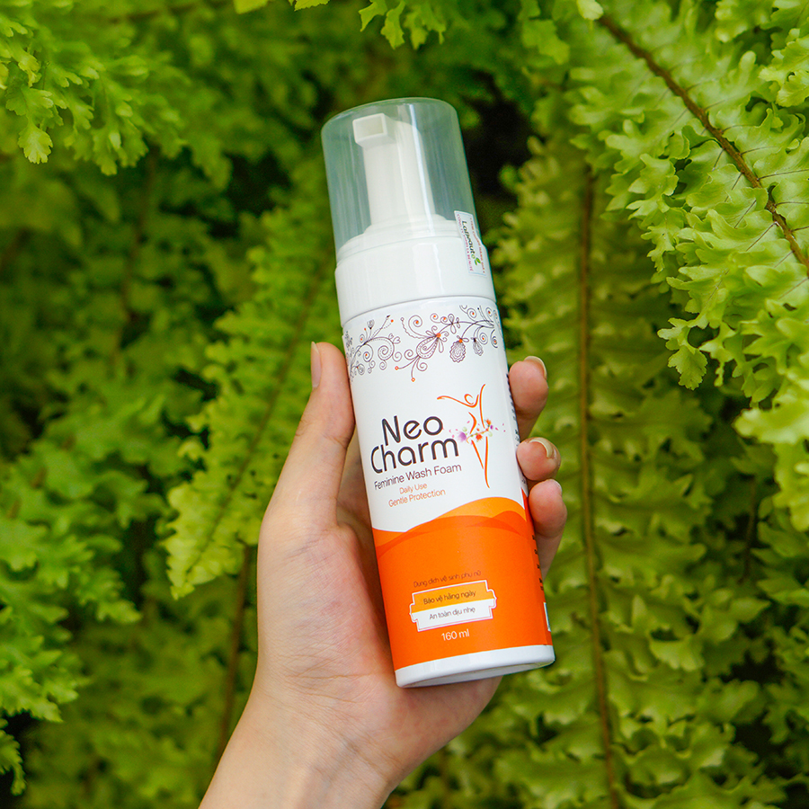 Dung dịch vệ sinh phụ nữ dạng xịt bọt cải tiến mới NEOCHARM 160ml