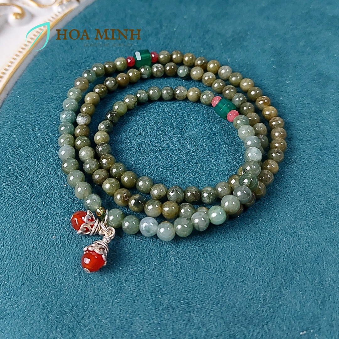 Vòng tay chuỗi 108 hạt Cẩm Thạch dầu theo dải màu size 5.6 li phối thạch anh xanh vuông, bánh xe mã não hồng cắt giác và charm bạc bọc mã não đỏ