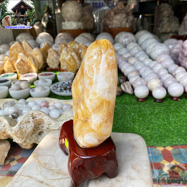 Trụ đá thạch anh bông vàng vật phẩm phong thủy may mắn chiêu tài lộc-1.35kg - TAV148