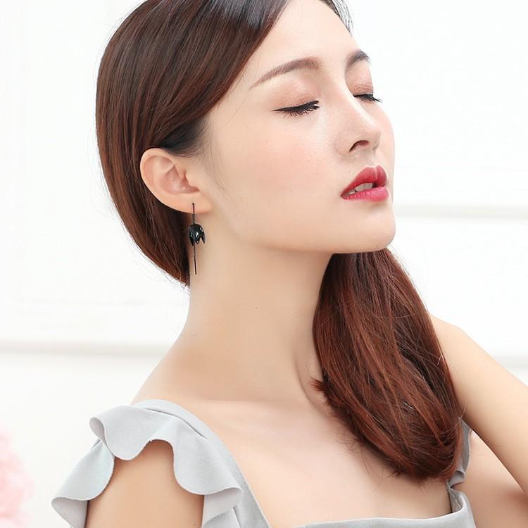 Bông tai hoa tulip đen