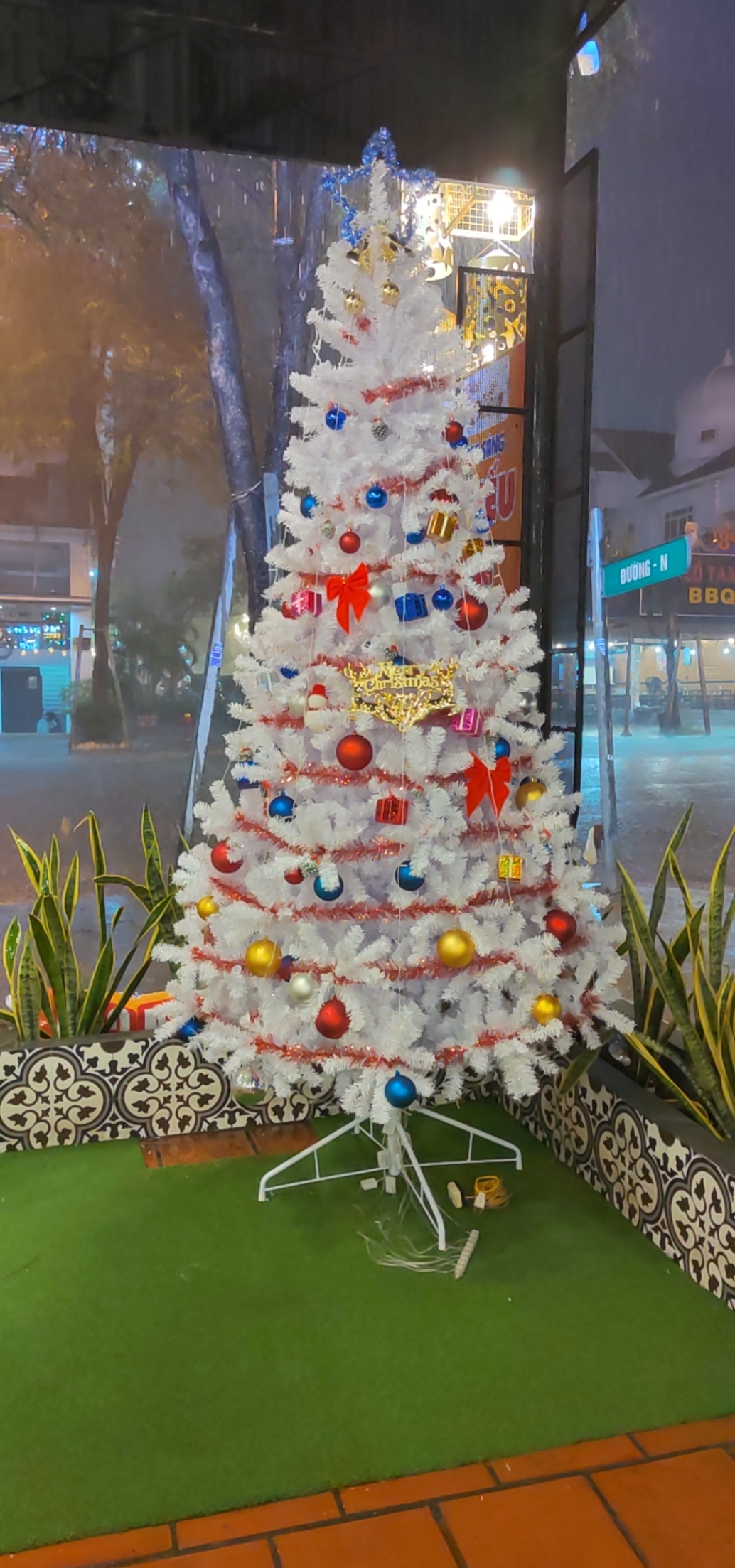 Cây thông noel màu trắng 3m - Tán dày và đẹp, cây thông chắc chắn và dể tháo lắp