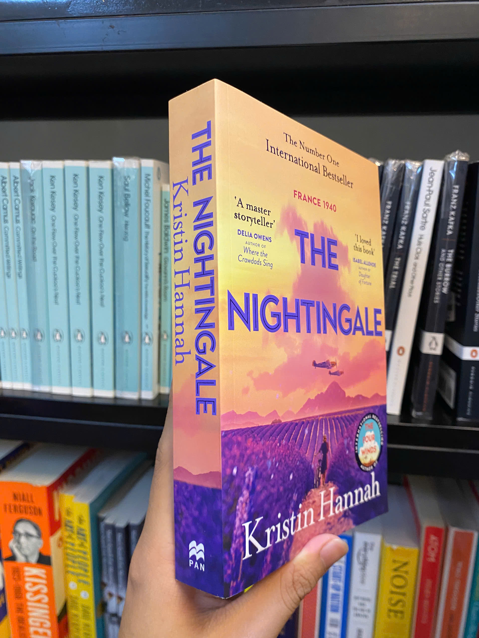 Sách - The Nightingale by Kristin Hannah / Historical Literature &amp; Fiction / Tiểu thuyết tiếng Anh