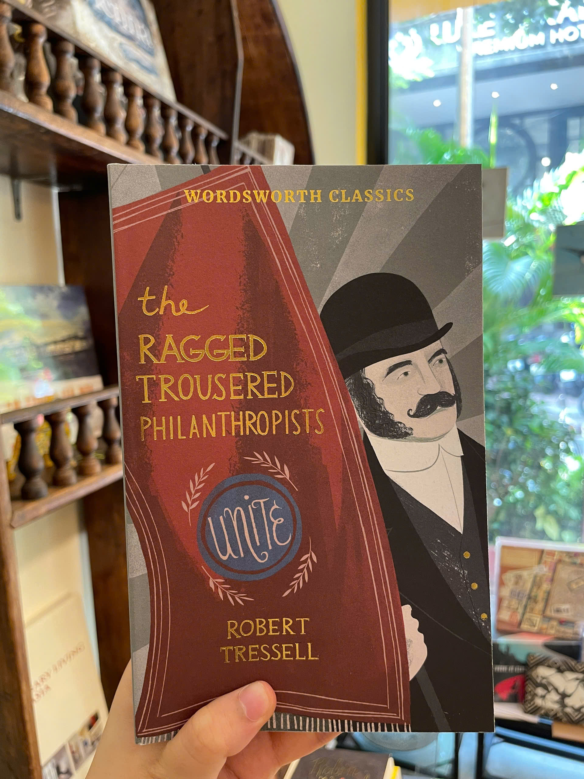Sách - The Ragged Trousered Philanthropists by Robert Tressell - Classics/Politics book in English