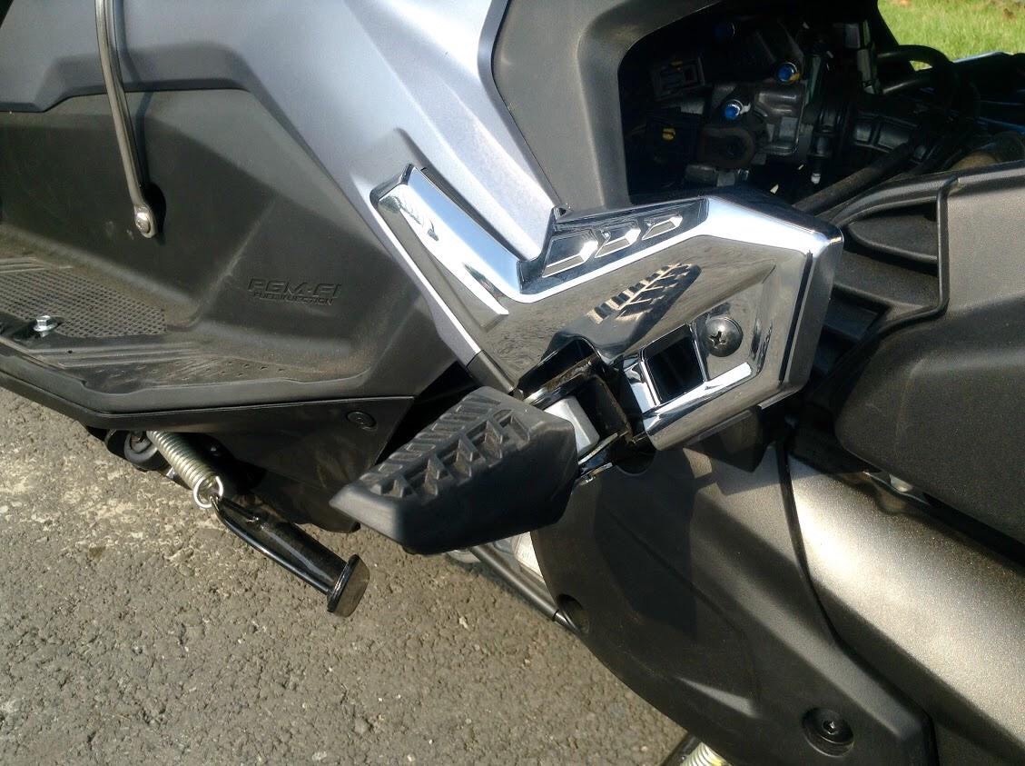 ỐP GÁC CHÂN SAU CHO AIRBLADE 2020 XI INOX