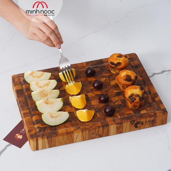 Thớt gỗ Teak Chef Studio hình chữ nhật 25x35x3,5 cm - MSP 10235. Dùng cắt, thái, bằm, chặt, bày thực phẩm.
