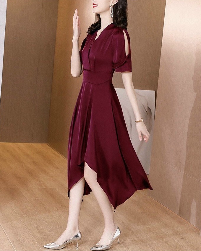 Đầm xoè vạt xéo cổ V tay cách điệu