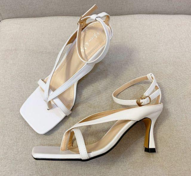 Giày sandal gót nhọn màu trắng