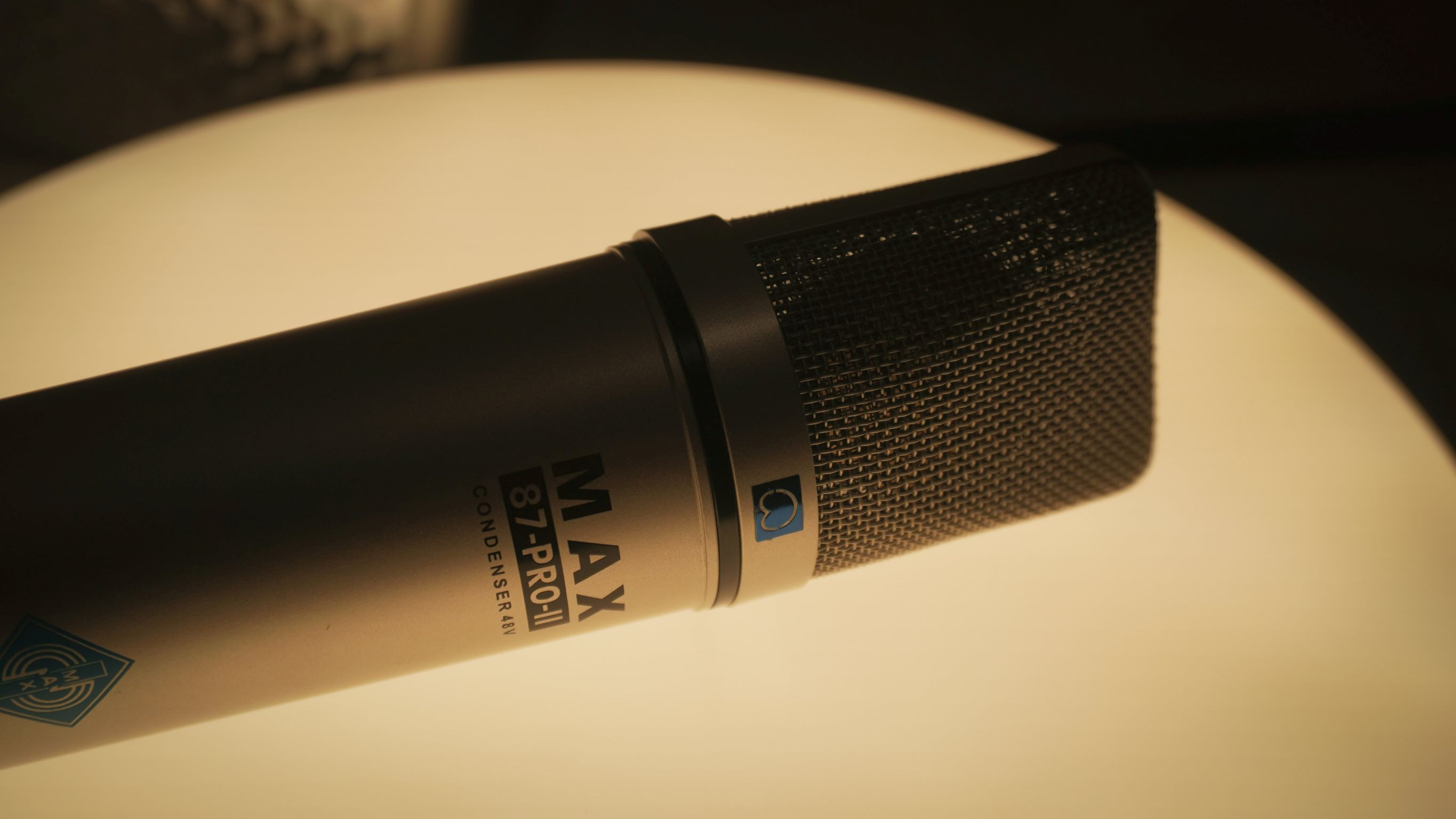 Mic thu âm Max 87-Pro-II - Micro 48V thu âm chuyên nghiệp - Condenser microphone - Dùng cho phòng thu, livestream, karaoke online - Tương thích nhiều loại soundcard, mixer - Thiết kế tinh tế, sang trọng - Hàng nhập khẩu