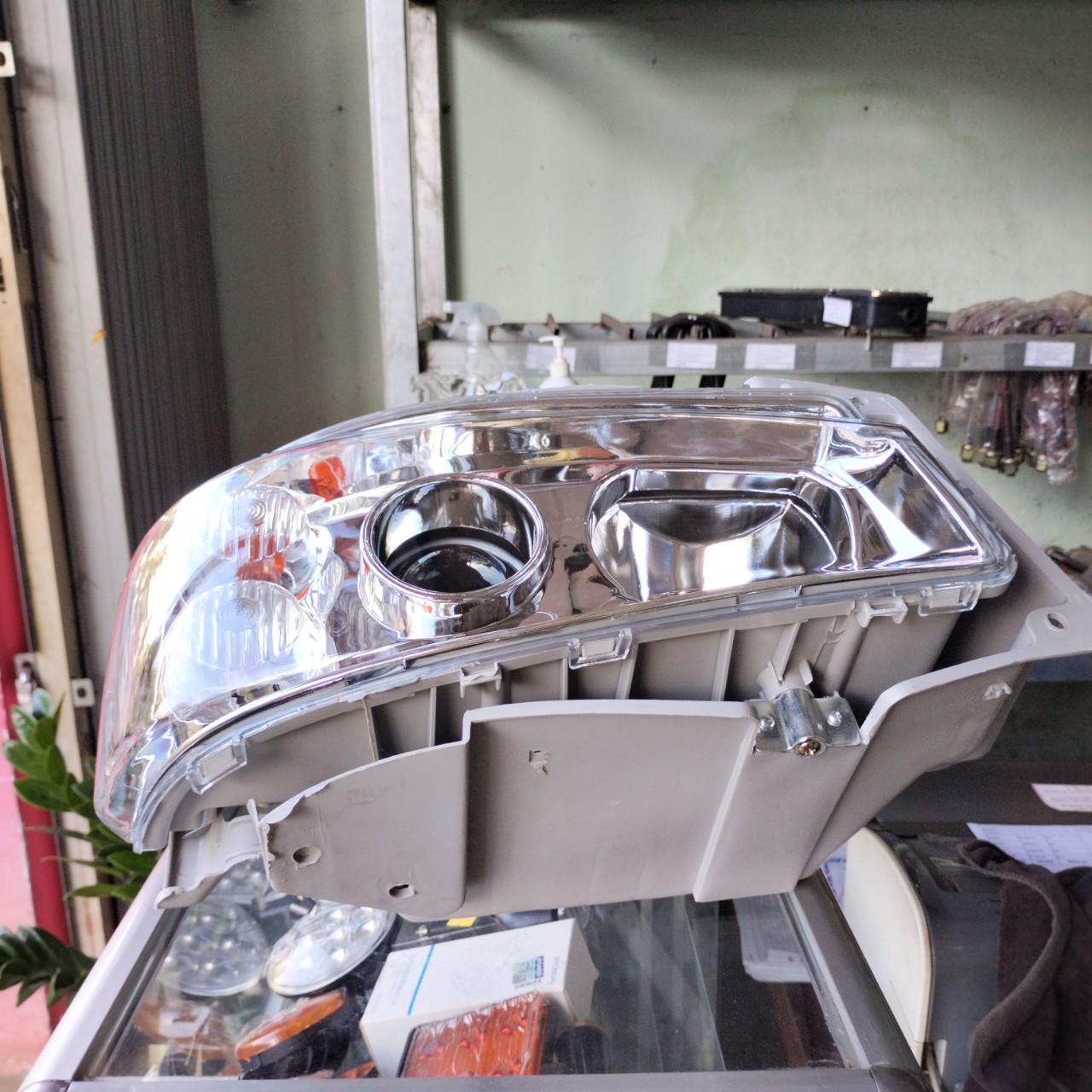 Đèn pha xe tải lắp cho xe Howo 371, 336 ben, bóng bi Hàng đẹp