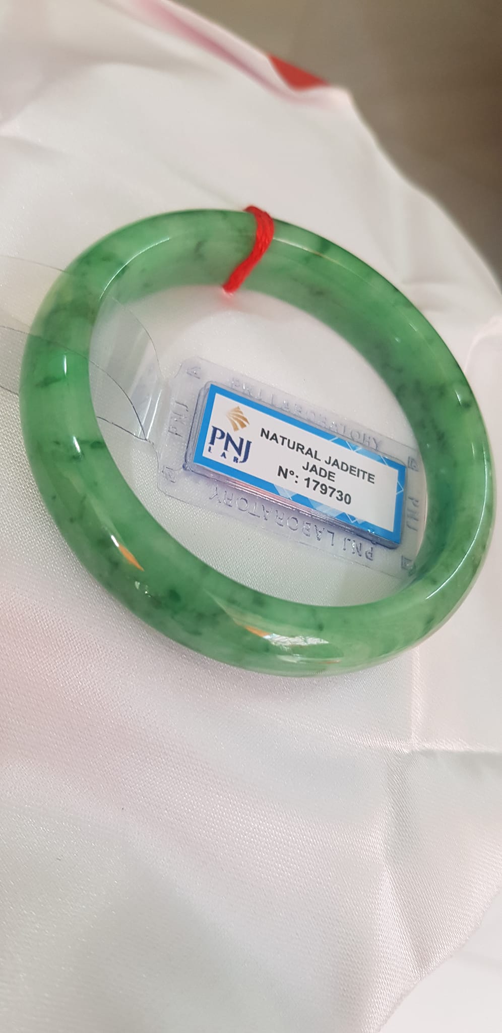 Vòng Cẩm Thạch tự nhiên Vip Bản Hẹ ĐL Ni 56mm x Cao 12mm x dầy 7,8mm Vòng kiểm định P No 179730 màu Xanh Lý Đều bóng vân đậu lý cưng quá mượt đẹp Nữ mệnh Mộc Thủy Hỏa cân nặng 54kg - 63kg đeo rất đẹp sang tay ạ