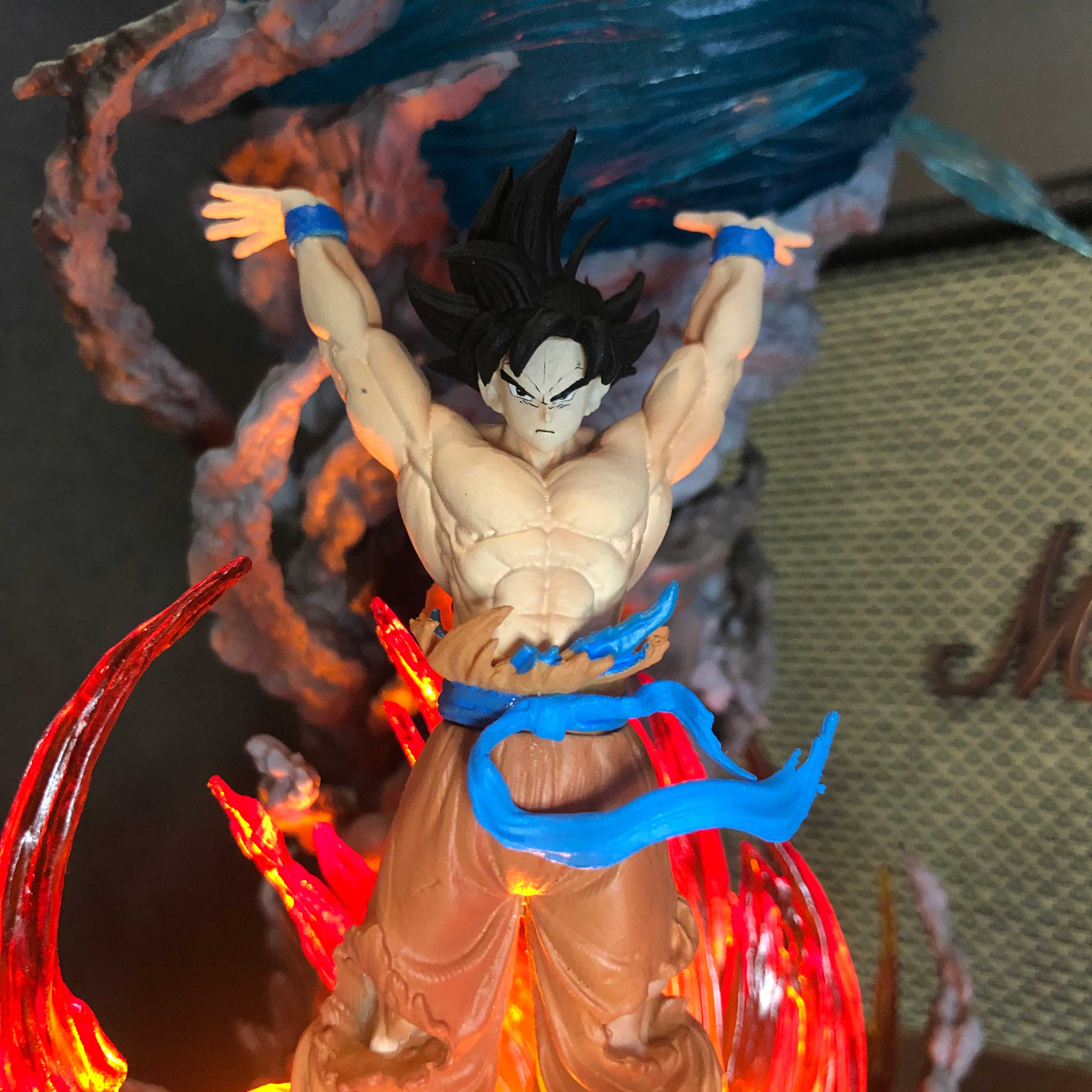 Mô hình Son Goku nâng cầu 23 cm có LED - Dragon Ball