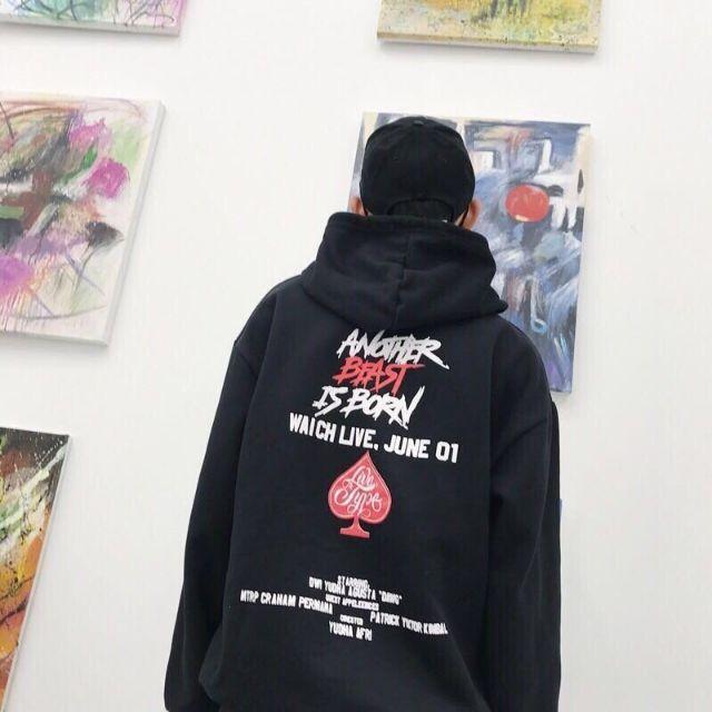Áo khoác áo hoodie áo tròng đầu in chữ và lá bài chất nỉ ngoại màu đen