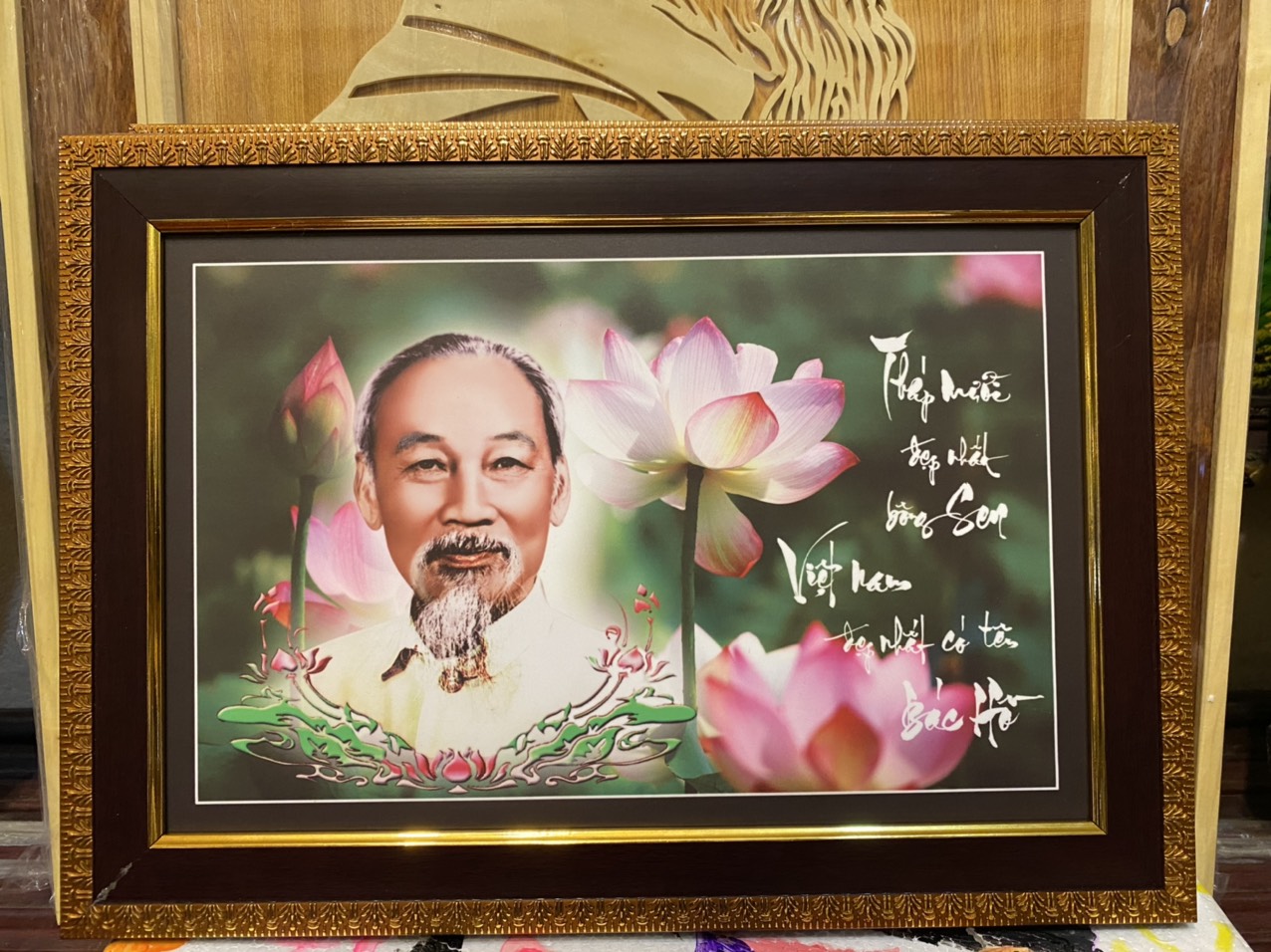 Tranh ảnh Hồ Chí Minh với Hoa Sen