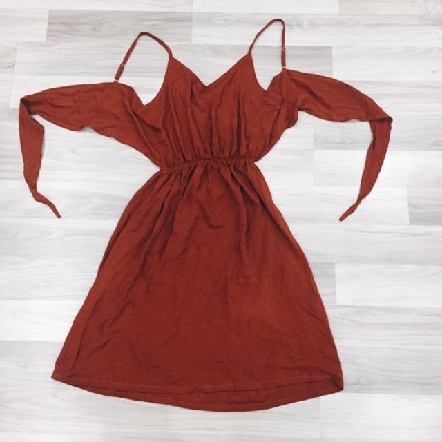 Đầm hở lưng cột nơ