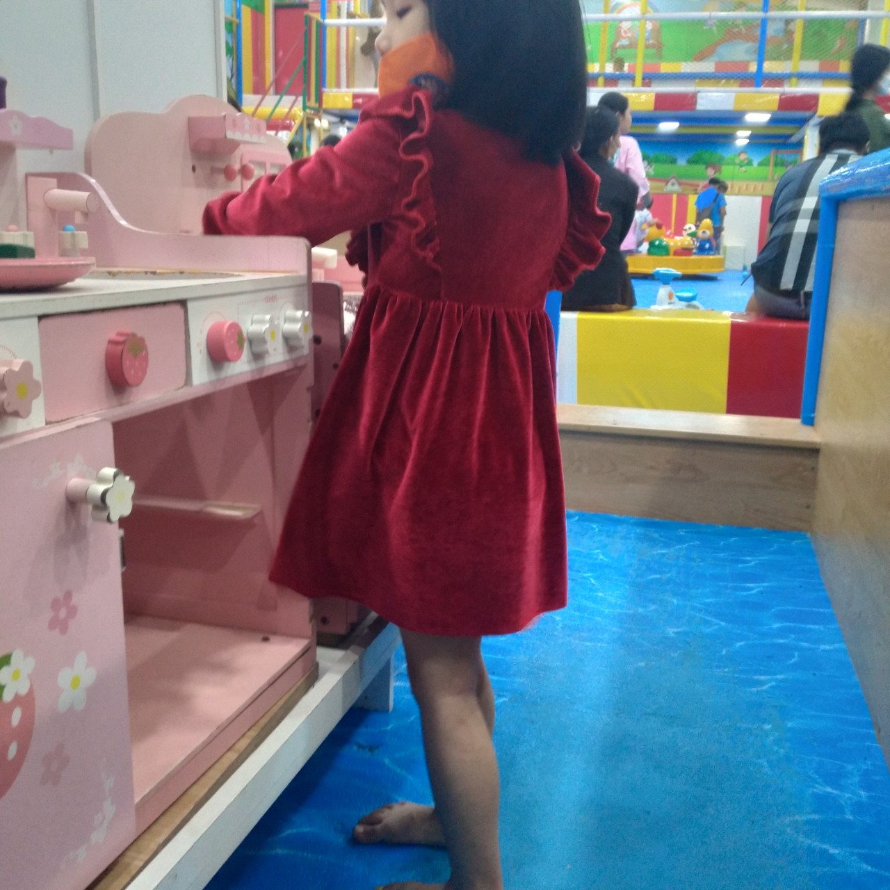 Váy đầm nhung đỏ dài tay bé gái diện Tết Noel siêu sang