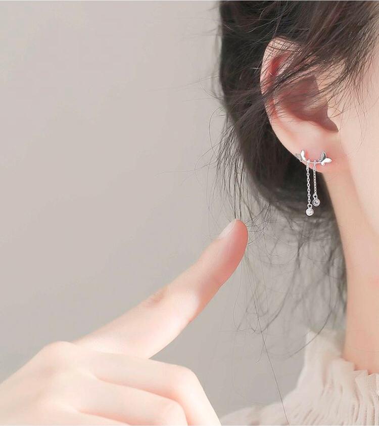Bông tai bướm xinh - vành tai tone trắng.