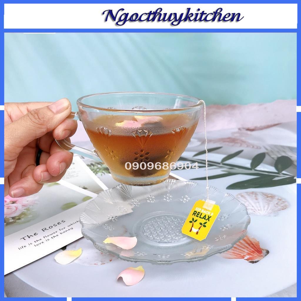 Tách trà kèm dĩa in hoa văn sang trọng