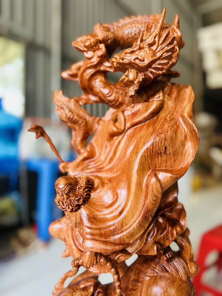 TƯỢNG ĐẠT MA SƯ TỔ TRẤN SƯ TỬ VÀ RỒNG BẰNG GỖ HƯƠNG ĐÁ KT CAO 60×24×14CM