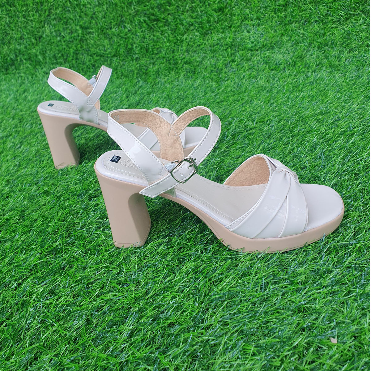 Giày Sandal Nữ cao gót TRường Hải quai ngang da bóng 2 màu đen, kem đế PU cao 8cm SD145K