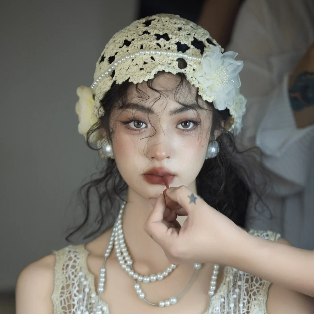 Mũ cô dâu họa tiết đan len thủ công đính hoa voan, phối dây ngọc thanh lịch, mũ trùm đầu cô dâu chụp ảnh