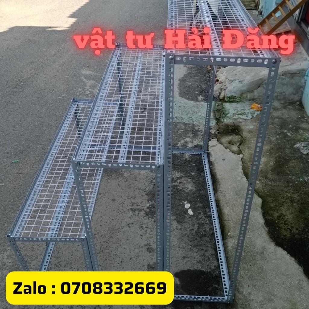 Kệ sắt bậc thang 3 tầng vỉ lưới ô vuông,giá,kệ đang năng nhiều kích thước,có bánh xe