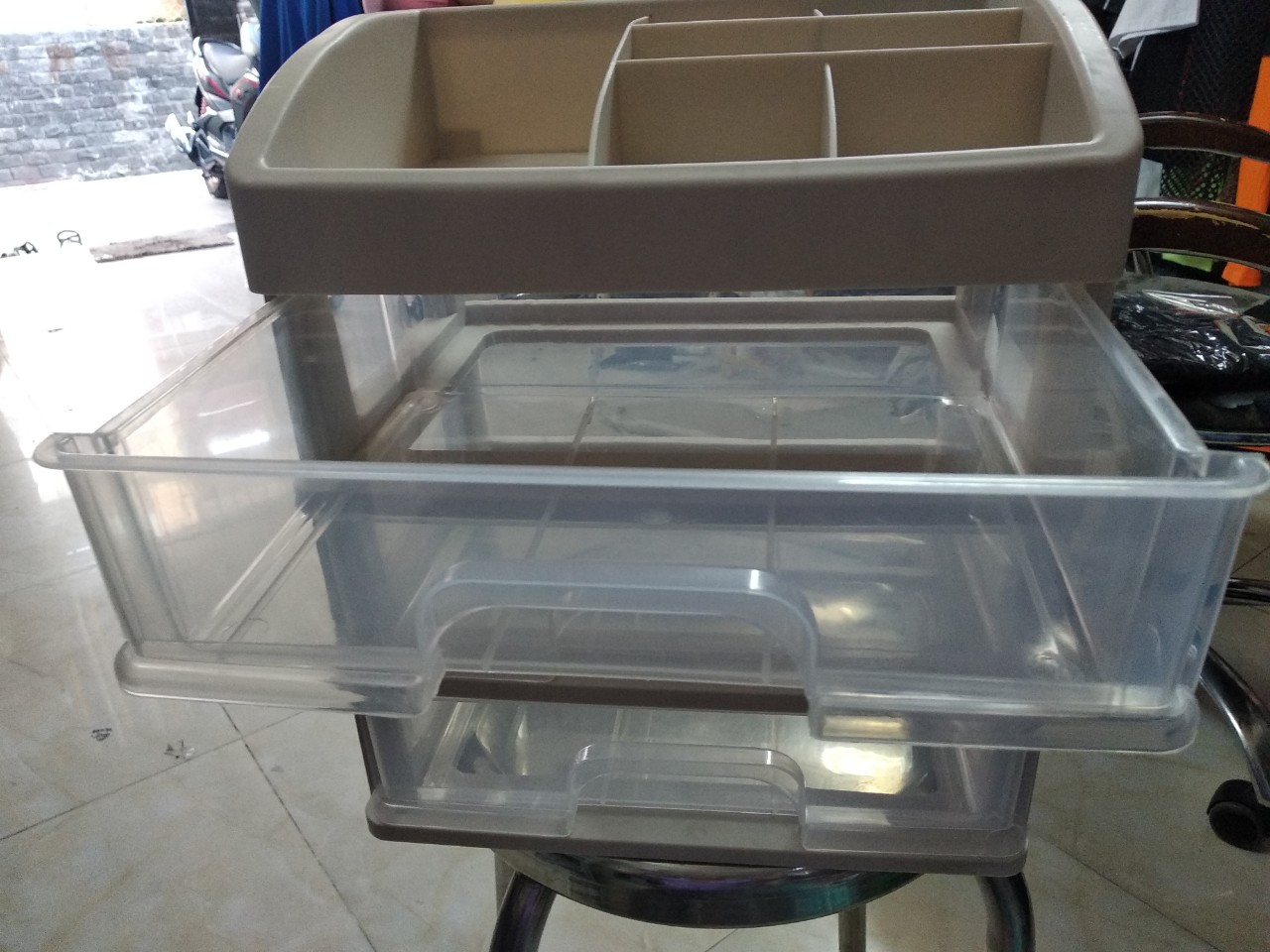 Kệ nhựa mỹ phẩm 4 tầng có ngăn kéo