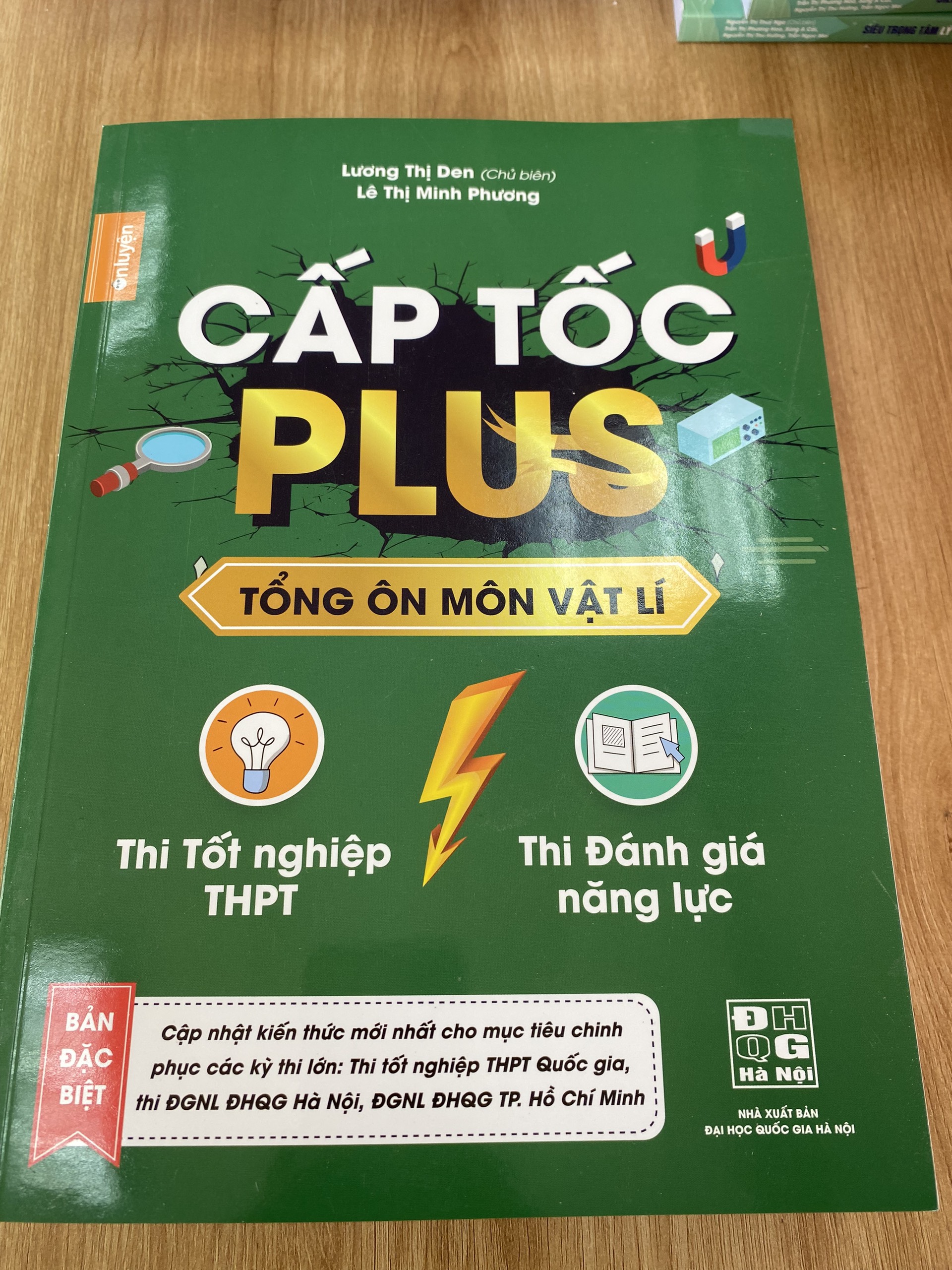 Sách-Combo 2 cuốn Cấp tốc Plus môn Lí, Anh (bản mới 2022) dùng ôn thi THPT, ĐGNL HN và HCM - Nhà sách Ôn luyện