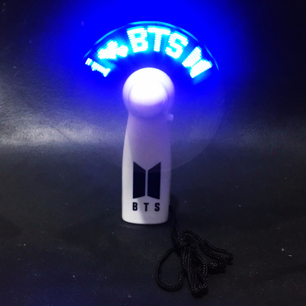 Quạt Bts cầm tay chạy chữ Led in logo dùng pin minh chứng tình yêu BTS