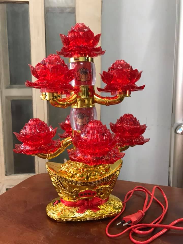 CÂY ĐÈN ĐIỆN GỒM 8 BÔNG HOA SEN TO ĐỎ TRÊN THỎI VÀNG ĐẸP RỰC RỠ CAO 36CM ĐK 25CM ĐỂ BÀN THỜ THẦN TÀI BÀN PHẬT