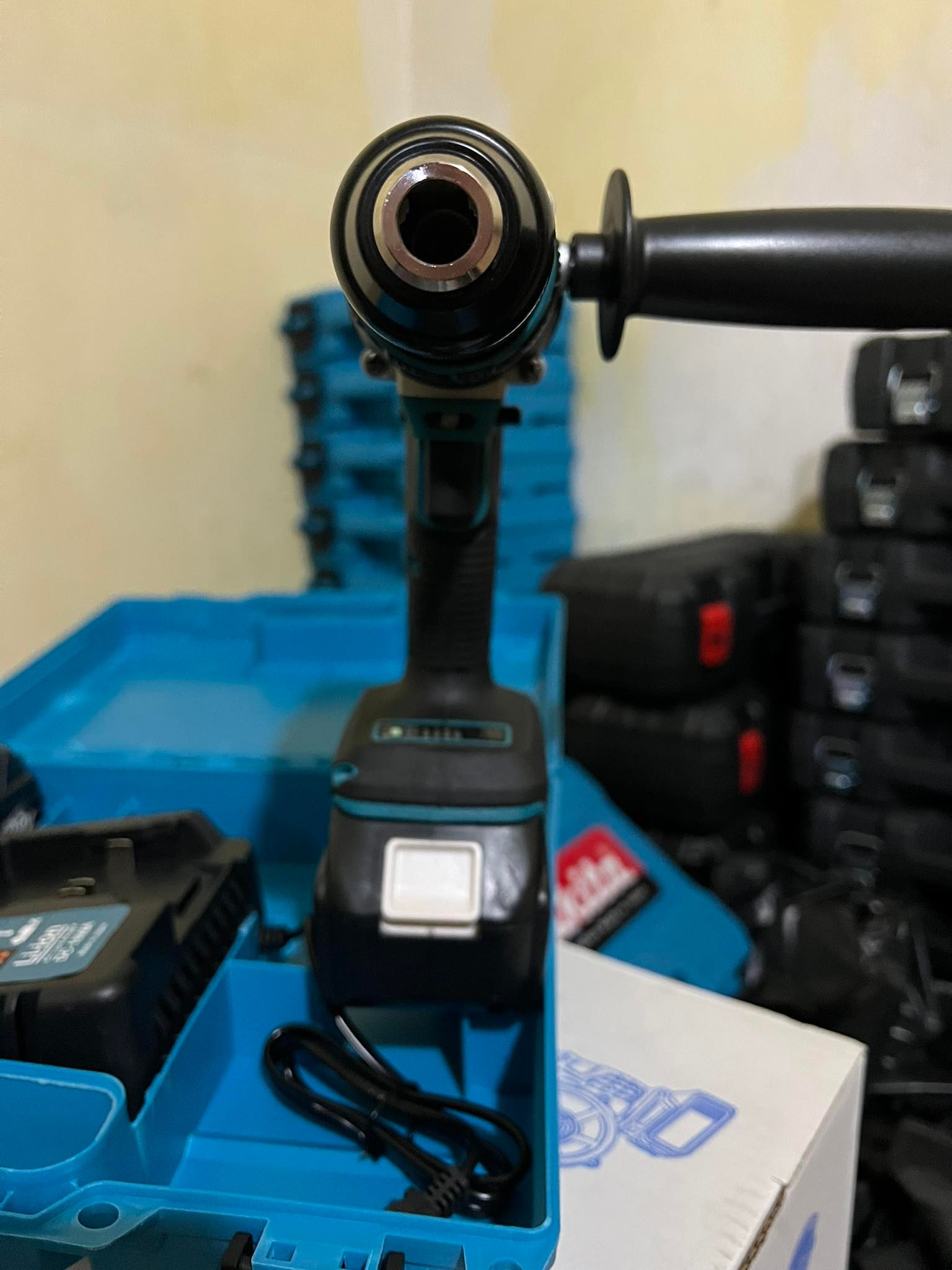 Máy khoan từ sử dụng động cơ không chổi than