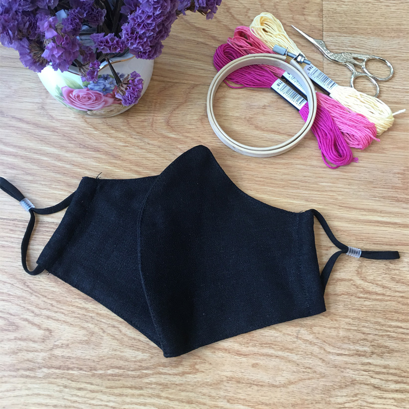 Khẩu trang thêu tay vải linen berry - Màu Đen