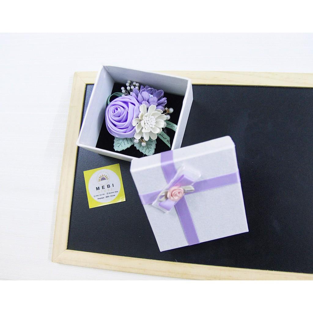 Hoa cài áo handmade mẫu hồng cuộn tím mĩ 2 hoa dạ và ruy băng chữ