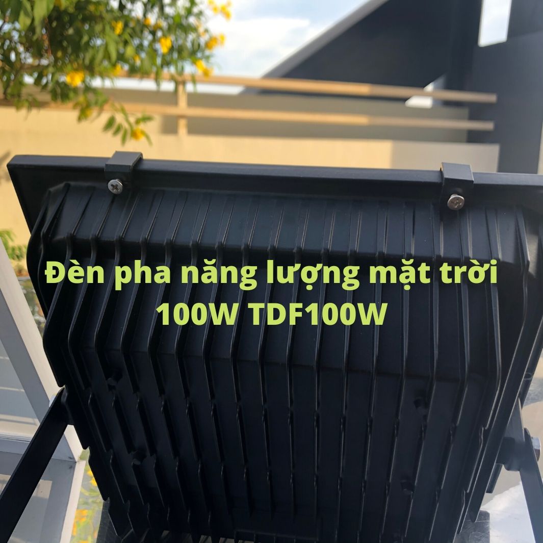 Đèn pha năng lượng mặt trời chống thấm nước IP67 100W. Có sensor cảm ứng sáng tối, tự động bật tắt, chống nước, độ sáng tương đương 100W. An tooàn. Dễ dàng lắp đặt. Không dùng điện