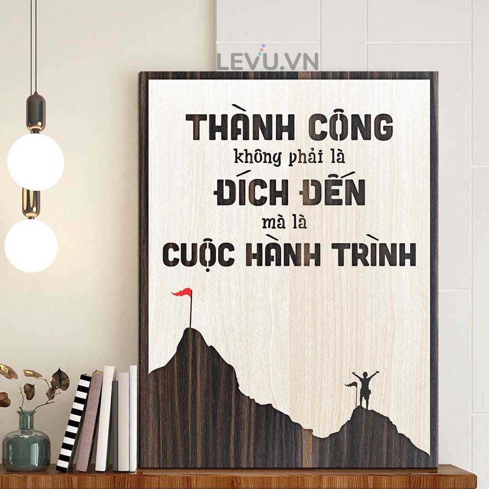 Tranh văn phòng gỗ LEVU LV068 "Thành công không phải là đích đến mà là cuộc hành trình"