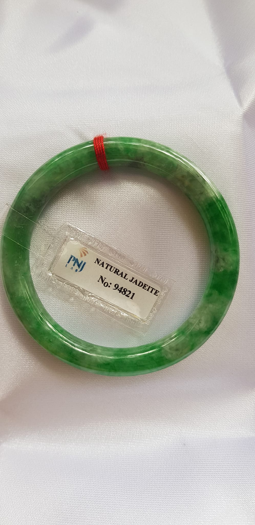 Vòng Cẩm Thạch tự nhiên Đậu Lý 48mm x cọng 7,2mm vòng kiểm định P No 94821 Màu Xanh lý tươi đậu bông trắng xíu vân phớt xám nhẹ rất xinh nữ tay nhỏ 35kg - 48kg đeo ạ