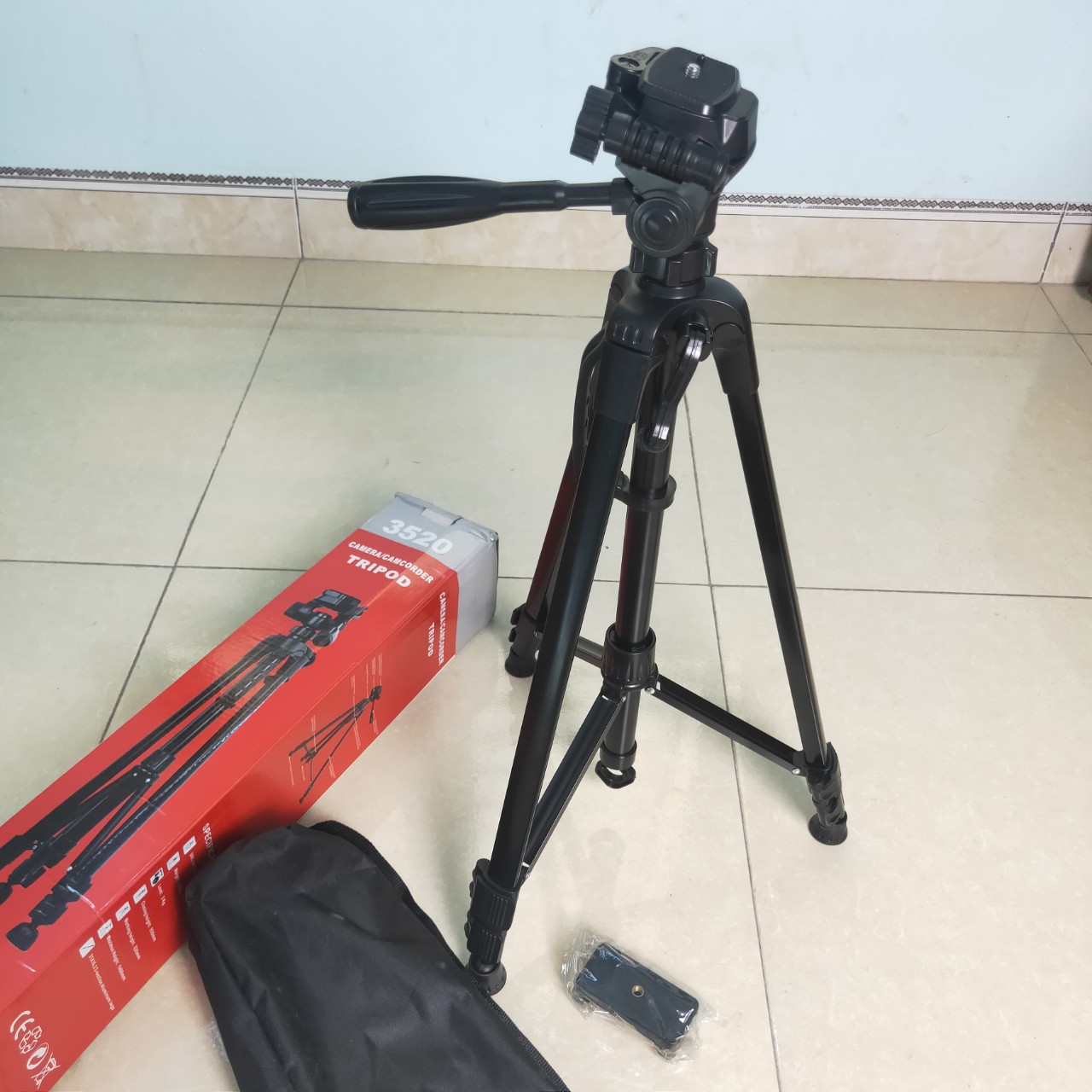 Chân máy ảnh, tripod Weifeng WT-3520, khung hợp kim cao cấp điều chỉnh được độ cao, có tay cầm cực chắc chắn tặng đầu kẹp điện thoại