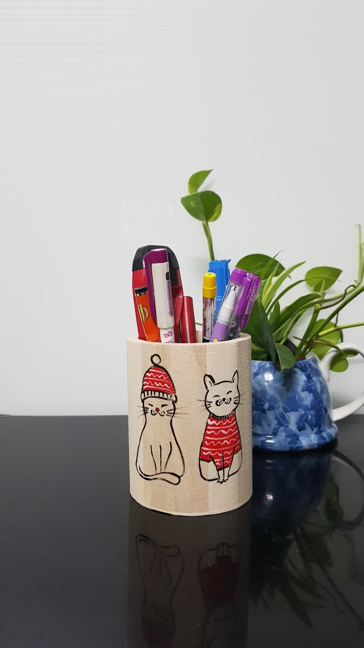 Ống bút, hộp cắm bút gỗ, hàng handmade với họa tiết 2 chú mèo xinh xắn, dễ thương, phụ kiện trang trí góc học tập, làm việc, quà tặng các bé, bạn bè. Giao từ HCM