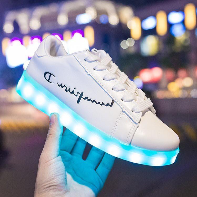 Giày phát sáng màu trắng chữ hàn nhịp tim ngược phát sáng 7 màu 8 chế độ đèn led cực đẹp cá tính Hàn Quốc