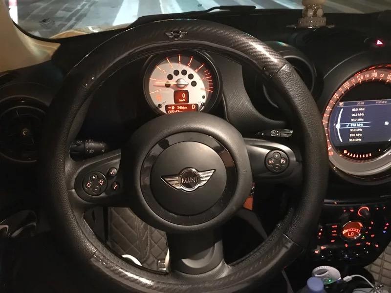 Bọc vô lăng TTAUTO cho xe ô tô chất liệu da vân carbon cao cấp có logo MINI COOPER