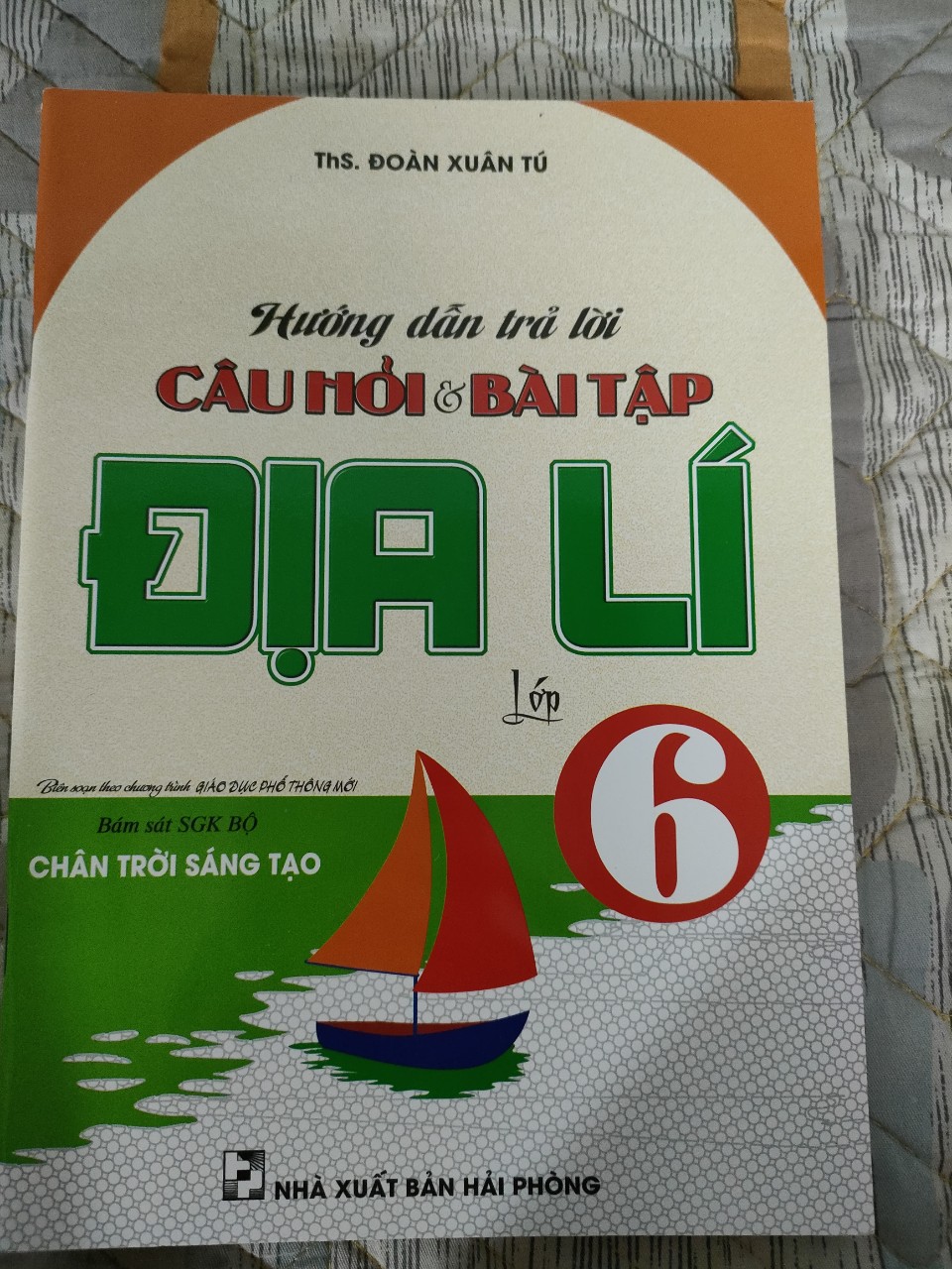 Sách hướng dẫn trả lời câu hỏi và bài tập Địa Lý - Lớp 6. Biên soạn theo chương trình giáo dục phổ thông mới. (Bám sát SGK: Bộ chân trời sáng tạo