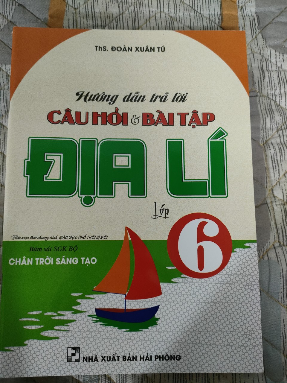 sách hướng dẫn trả lời câu hỏi và bài tập Địa Lý - Lớp 6. Biên soạn theo chương trình giáo dục phổ thông mới. (Bám sát SGK: Bộ chân trời sáng tạo