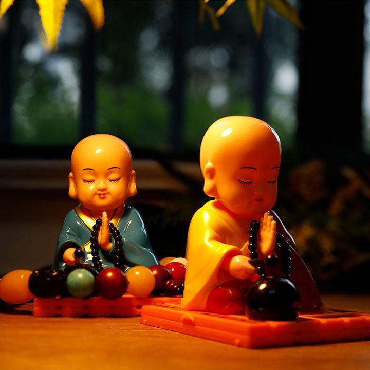 Tượng phật cầu an để trên xe hơi năng lượng mặt trời, tay và đầu tự chuyển động khi có ánh sáng