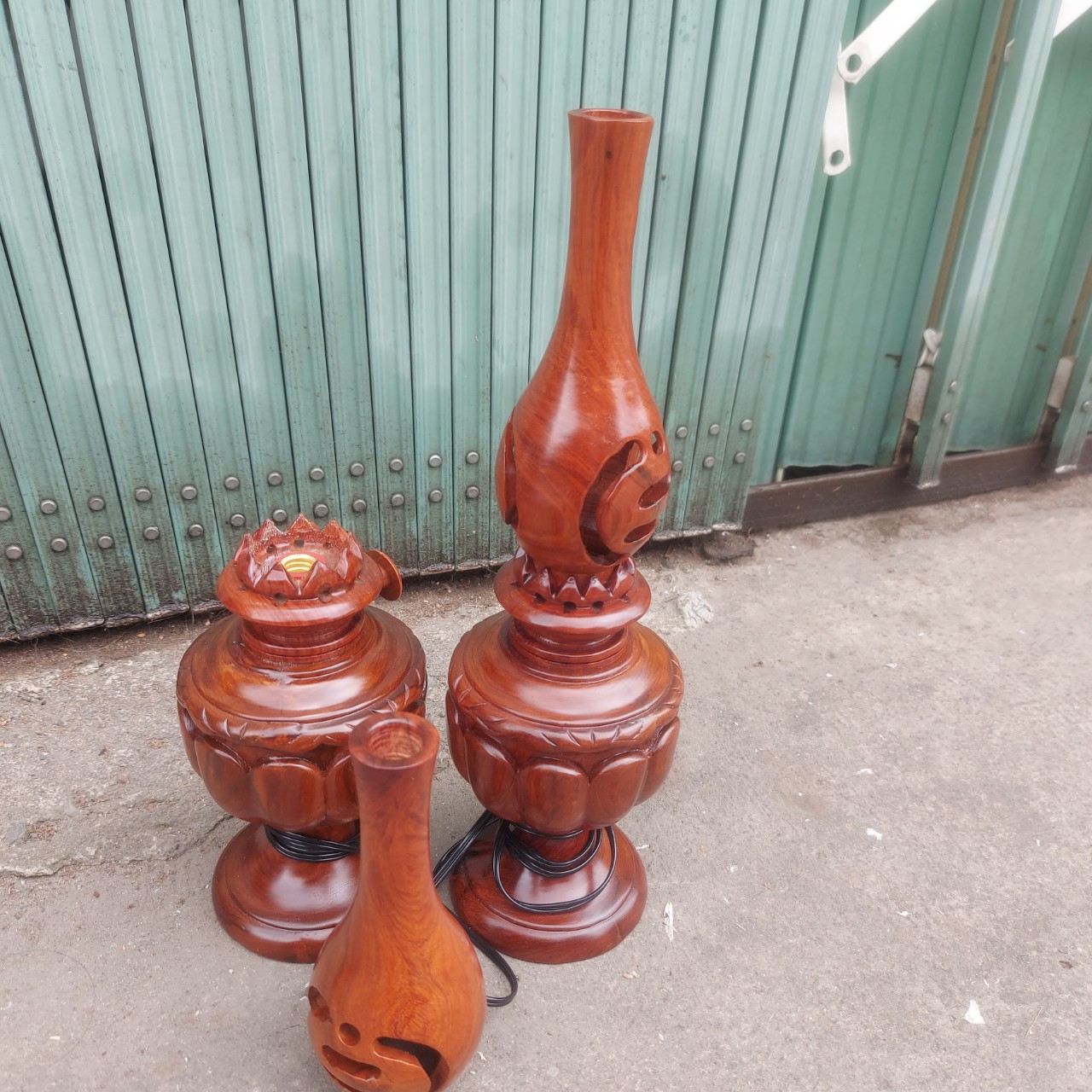 Cặp đèn thờ gia tiên kiểu đèn dầu gỗ hương nguyên khối cao 35cm