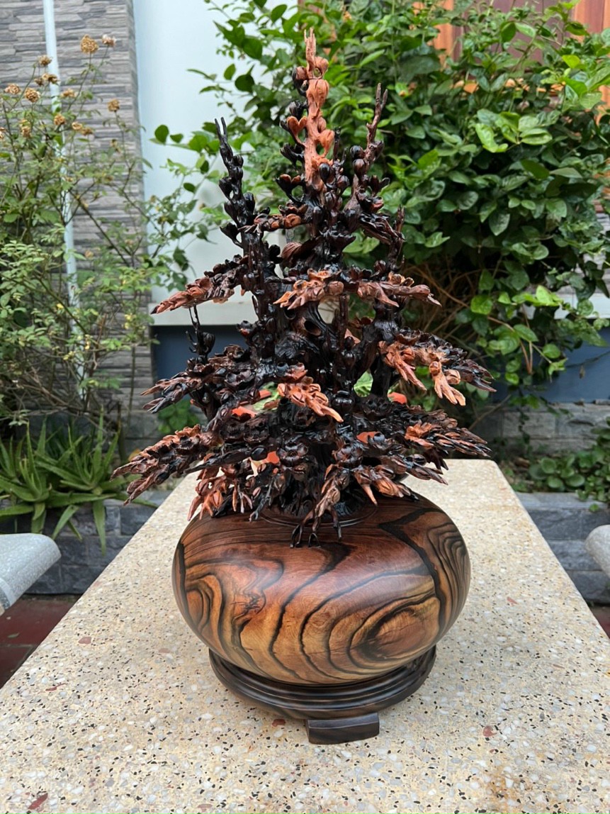 Bình hoa mai lan phong thủy trang trí phòng khách đẹp long lanh bằng gỗ mun hoa kt cao 60×30cm