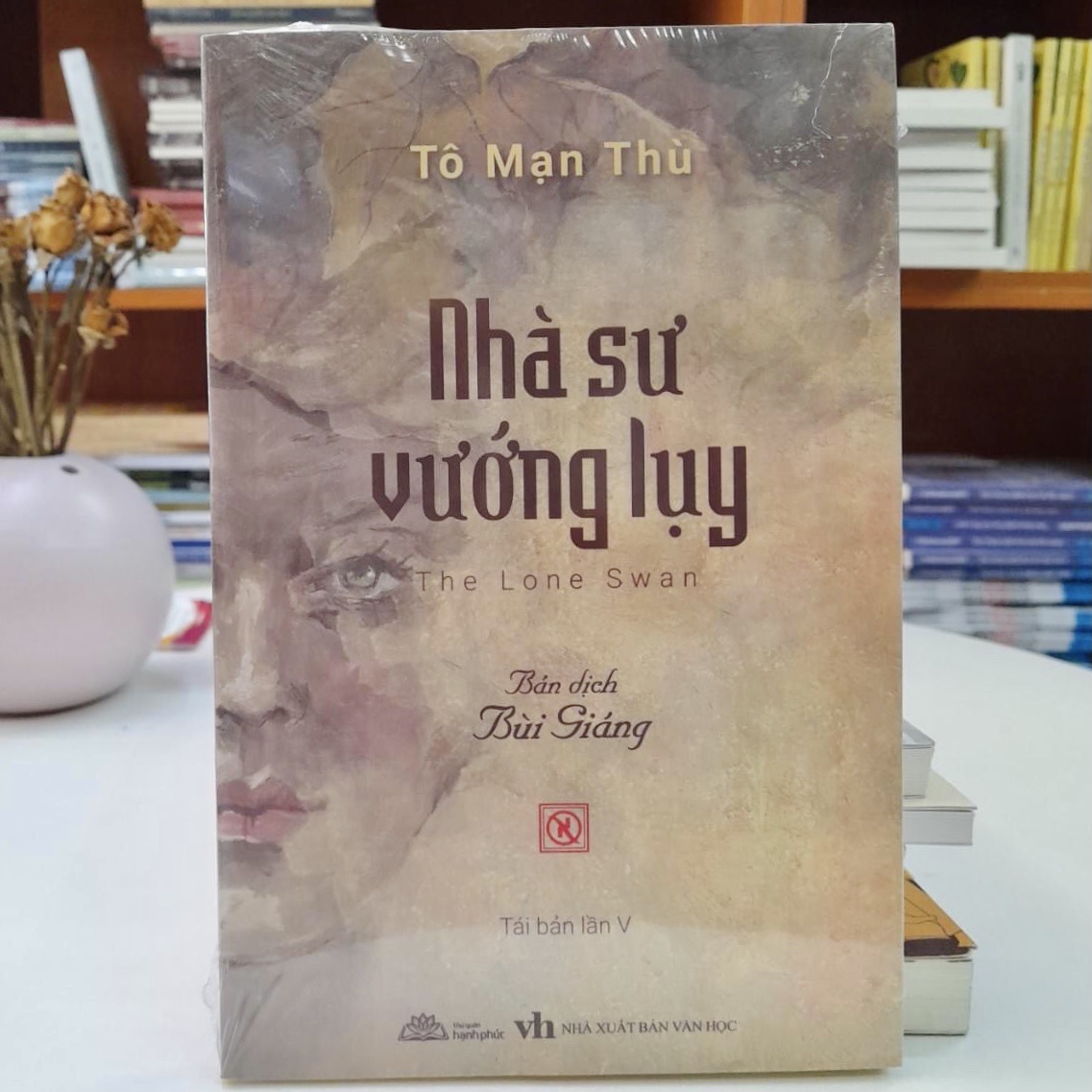 NHÀ SƯ VƯỚNG LỤY (The Lone Swan) - Tô Mạn Thù - Bùi Giáng dịch - Tái bản 2023 - (bìa mềm)