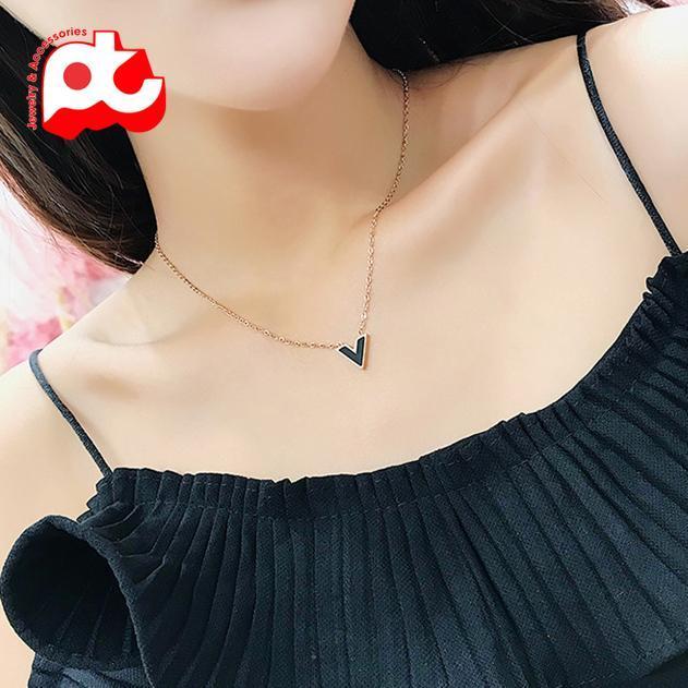 Dây chuyền nữ titan thời trang cao cấp mặt chữ V nền đen thép không gỉ trangsucpt 3 màu sắc DCNUT74