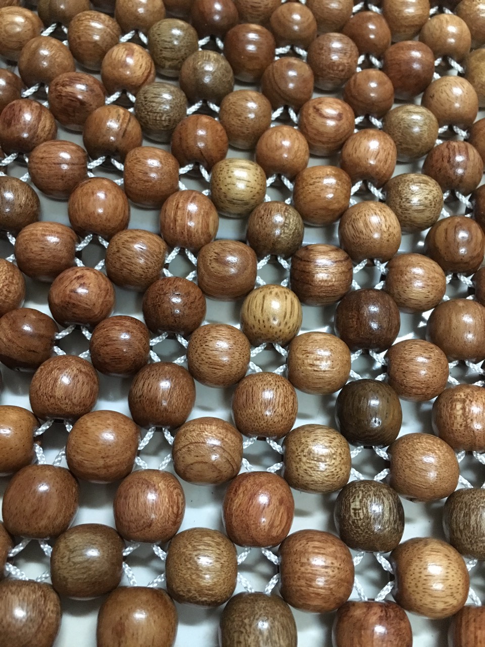 Đệm khoác ghế lái ô tô hạt gỗ hương loại 1,2cm .